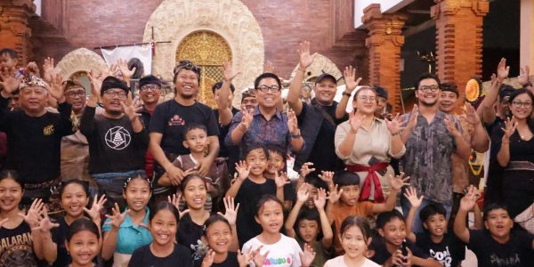 Wakil Wali Kota Denpasar, I Kadek Agus Arya Wibawa meninjau karya ogoh-ogoh STT yang masuk nominasi 16 besar Kasanga Festival 2026 di wilayah Denpasar Utara, Rabu (4/3).