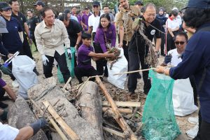 Badan Pengendalian Lingkungan Hidup (BPLH) Hanif Faisol Nurofiq bersama Gubernur Wayan Koster dalam aksi korve bersih sampah di Pantai Jimbaran, Kamis (5/3/2026) pagi.