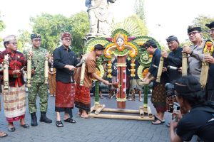 Wali Kota Denpasar, I Gusti Ngurah Jaya Negara, Wakil Wali Kota Denpasar, I Kadek Agus Arya Wibawa bersama Ketua DPRD Kota Denpasar, I Gusti Ngurah Gede serta Forkopimda Kota Denpasar saat menyuarakan kulkul sebagai pembuka gelaran Kasanga Festival Caka 1948 Tahun 2026 di Kawasan Catus Pata Patung Catur Muka Denpasar pada Jumat (6/3).
