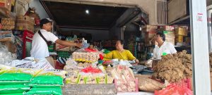 PLN Edukasi program tambah daya 50% dilakukan secara langsung kepada pemilik toko di kawasan Pasar Dauh Pala, Tabanan.