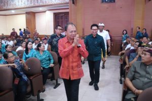 Gubernur Bali Wayan Koster (baju merah) didampingi Bupati Badung dan Ketua DPRD Badung dalam tiba dalam rapat koordinasi percepatan penanganan sampah di Ruang Kertha Gosana Puspem Badung, Jumat (6/3).