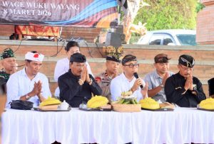 Wali Kota Denpasar I Gusti Ngurah Jaya Negara saat menghadiri Pesangkepan Agung Pecalang dan Sosialisasi Kasukertan Krama di Wantilan Pura Agung Petilan, Desa Kesiman Petilan, Kecamatan Denpasar Timur, pada Minggu (8/3) .