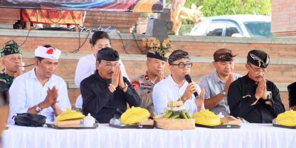 Wali Kota Denpasar I Gusti Ngurah Jaya Negara saat menghadiri Pesangkepan Agung Pecalang dan Sosialisasi Kasukertan Krama di Wantilan Pura Agung Petilan, Desa Kesiman Petilan, Kecamatan Denpasar Timur, pada Minggu (8/3) .