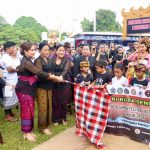 Bunda PAUD Kota Denpasar, Sagung Antari Jaya Negara, menyapa siswa TK saat Parade Ogoh-ogoh Anak TK dalam Kasanga Festival IV 2026 di Lapangan I Gusti Ngurah Made Agung, Denpasar, Minggu (8/3).