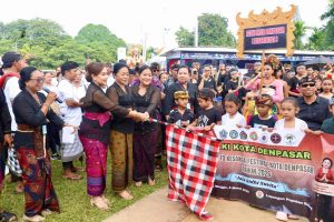 Bunda PAUD Kota Denpasar, Sagung Antari Jaya Negara, menyapa siswa TK saat Parade Ogoh-ogoh Anak TK dalam Kasanga Festival IV 2026 di Lapangan I Gusti Ngurah Made Agung, Denpasar, Minggu (8/3).