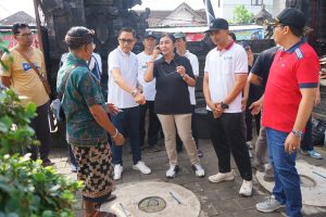 Pelaksana Tugas Kepala Dinas Lingkungan Hidup dan Kebersihan (DLHK) Kabupaten Badung, Made Rai Warastuthi dalam aksi Percepatan Penanganan Sampah.