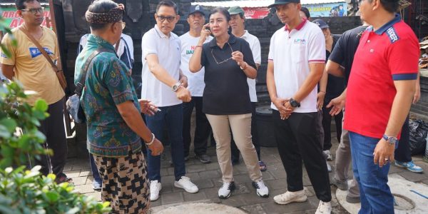 Pelaksana Tugas Kepala Dinas Lingkungan Hidup dan Kebersihan (DLHK) Kabupaten Badung, Made Rai Warastuthi dalam aksi Percepatan Penanganan Sampah.