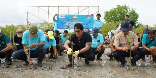 Wagub I Nyoman Giri Prasta (tengah) menanam Mangrove bersama Asosiasi Media SMSI di Kawasan Tahura, Senin (9/3).