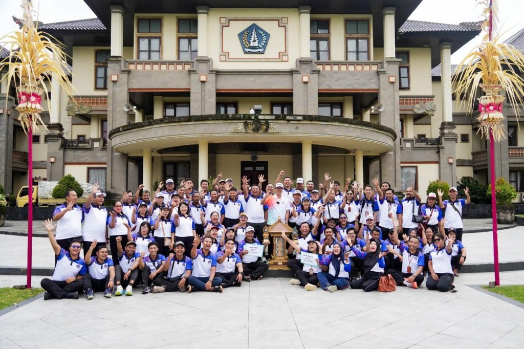 Sekretaris Daerah Badung I.B. Surya Suamba (tengah) bersama Peraih Juara Umum Porsenijar Badung saat Penutupan Porsenijar, Senin (9/3/2026).