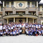 Sekretaris Daerah Badung I.B. Surya Suamba (tengah) bersama Peraih Juara Umum Porsenijar Badung saat Penutupan Porsenijar, Senin (9/3/2026).