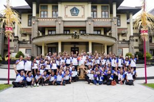 Sekretaris Daerah Badung I.B. Surya Suamba (tengah) bersama Peraih Juara Umum Porsenijar Badung saat Penutupan Porsenijar, Senin (9/3/2026).