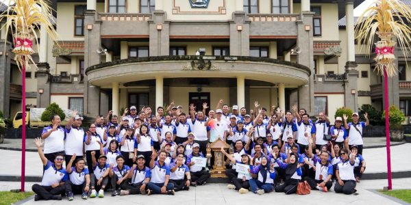 Sekretaris Daerah Badung I.B. Surya Suamba (tengah) bersama Peraih Juara Umum Porsenijar Badung saat Penutupan Porsenijar, Senin (9/3/2026).