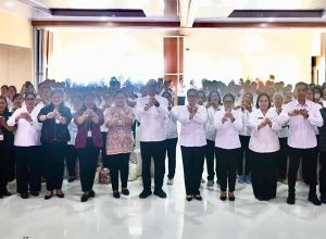 Ketua TP Posyandu Provinsi Bali, Ny. Putri Koster dan Ketua TP Posyandu Kota Denpasar, Ny. Sagung Antari Jaya Negara saat berinteraksi dengan para kader Posyandu peserta Bimtek Bina Posyandu Tahun 2026, di UPTD Bapelkesmas,Selasa (10/3).