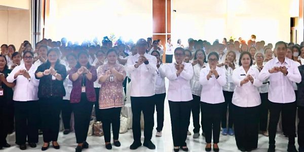 Ketua TP Posyandu Provinsi Bali, Ny. Putri Koster dan Ketua TP Posyandu Kota Denpasar, Ny. Sagung Antari Jaya Negara saat berinteraksi dengan para kader Posyandu peserta Bimtek Bina Posyandu Tahun 2026, di UPTD Bapelkesmas,Selasa (10/3).