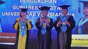 Rektor Unwar, Prof. Dr. Ir. I Gde Suranaya Pandit (tengah) bersama Dua Guru Besar yang Baru Dikukuhkan.
