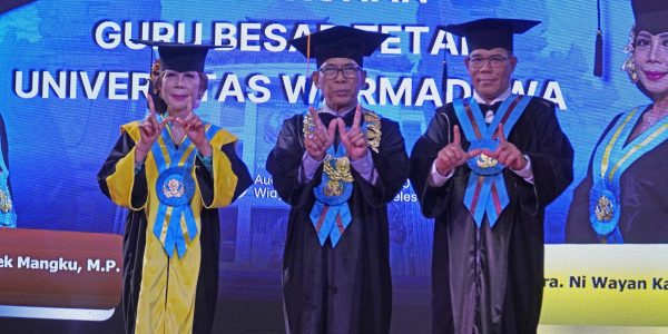 Rektor Unwar, Prof. Dr. Ir. I Gde Suranaya Pandit (tengah) bersama Dua Guru Besar yang Baru Dikukuhkan.