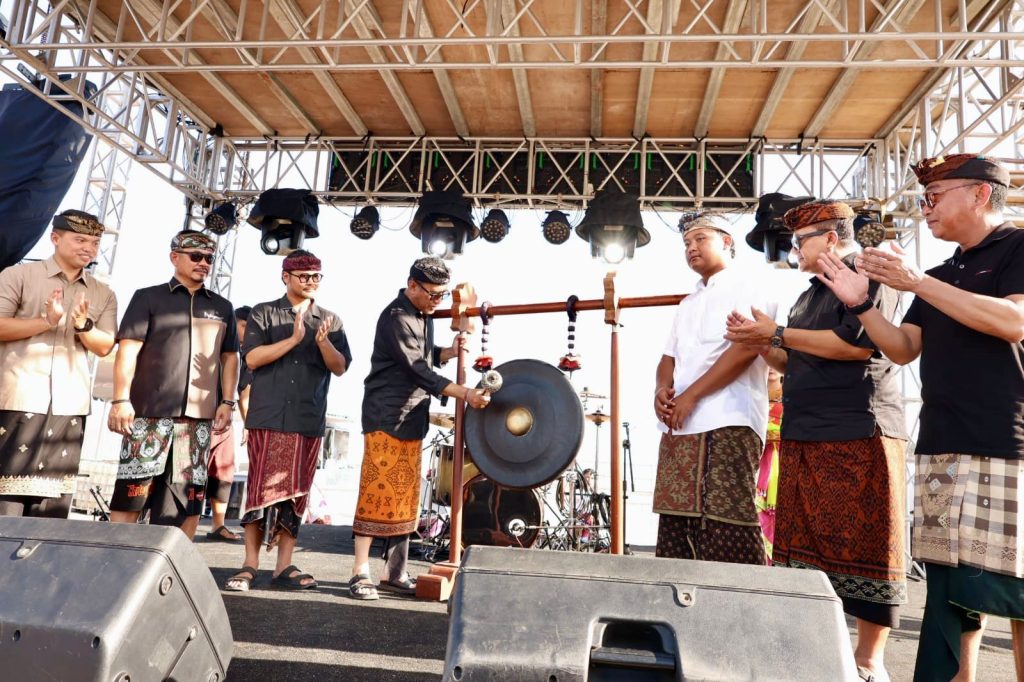Wali Kota Denpasar, IGN Jaya Negara buka Festival Ogoh-ogoh 'Sanur Metangi' ditandai dengan pemukulan gong di Kawasan Pantai Mertasari Sanur, Rabu (11/3).