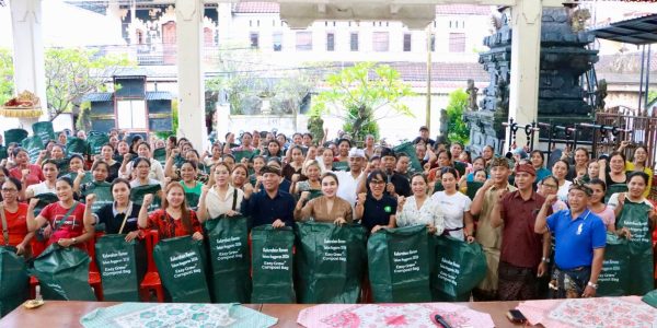 Sekretaris I TP PKK Kota Denpasar, Ny. Ayu Kristi Arya Wibawa saat hadir dalam kegiatan sosialisasi Compost Bag Banjar Pande, Kelurahan Renon dan Banjar Antap, Kelurahan Panjer, Denpasar Selatan, Selasa (10/3).