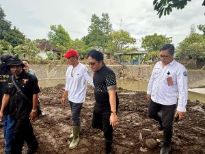 Wakil Gubernur Bali I Nyoman Giri Prasta didampingi Ny. Seniasih Giri Prasta meninjau langsung lokasi banjir bandang di Desa Banjar, Rabu (11/3).