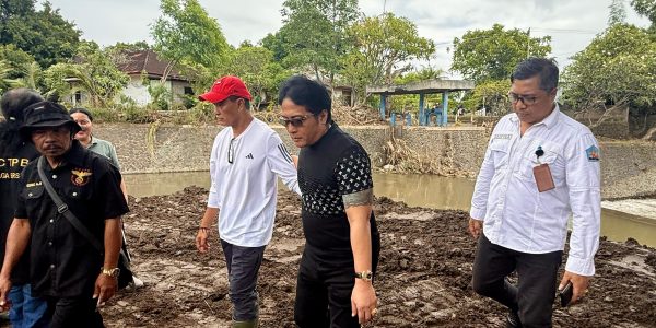 Wakil Gubernur Bali I Nyoman Giri Prasta didampingi Ny. Seniasih Giri Prasta meninjau langsung lokasi banjir bandang di Desa Banjar, Rabu (11/3).