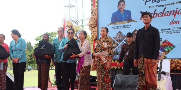 Ketua Tim Penggerak PKK Kota Denpasar, Ny. Sagung Antari Jaya Negara bersama Sekretaris I TP PKK Kota Denpasar, Ny. Ayu Kristi Arya Wibawa saat menghadiri kegiatan Pasar Rakyat Tim Penggerak PKK Provinsi Bali bertajuk Berbelanja Berbagi yang digelar di Lapangan Niti Mandala Renon, Denpasar, Jumat (13/3).