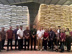 Asisten Perekonomian dan Pembangunan Setda Kota Denpasar Ida Bagus Alit Adhi Merta, dan anggota TPID Kota Denpasar saat melaksanakan monitoring ketersediaan stok pangan menjelang Hari Raya Nyepi dan Idul Fitri, di Gudang Bulog Sempidi, Kabupaten Badung, pada Jumat (13/3).