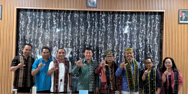 Rektor Unwar Prof. Dr. Ir. Suranaya Pandit, MP., bersama jajaran pimpinan Unwar diterima oleh Wakil Bupati Manggarai Barat, dr. Yulianus Weng, M.Kes., saat audiensi, Kamis (12/3).