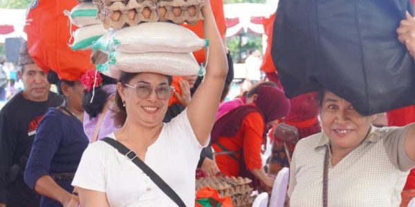 Warga saat Belanja di Pasar Rakyat yang digelar TP PKK Bali.