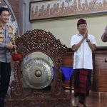 Kapolda Bali Daniel Adityajaya (dua dari kiri) didampingi Gubernur dan Ketua DPRD Bali saat Peluncuran Cakrawasi, Jumat (13/3).