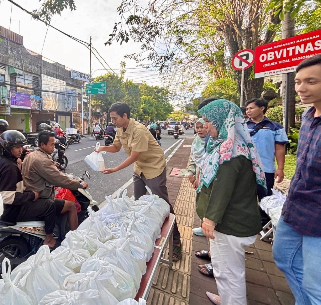 Pembagian Takjil kepada Pengendara di depan Kantor PLN UID Bali.