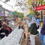 Pembagian Takjil kepada Pengendara di depan Kantor PLN UID Bali.