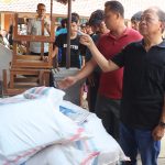 Gubernur Bali Wayan Koster saat meninjau Korban Banjir di Banjar, Buleleng.