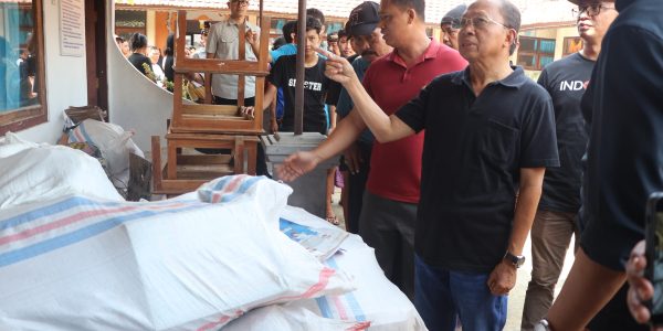 Gubernur Bali Wayan Koster saat meninjau Korban Banjir di Banjar, Buleleng.