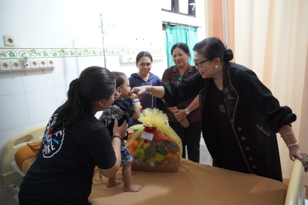 Ketua TP PKK Bali saat meninjau salah satu Pasien Balita di RSU Dharma Yadnya, Denpasar.