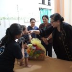 Ketua TP PKK Bali saat meninjau salah satu Pasien Balita di RSU Dharma Yadnya, Denpasar.