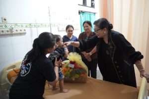 Ketua TP PKK Bali saat meninjau salah satu Pasien Balita di RSU Dharma Yadnya, Denpasar.