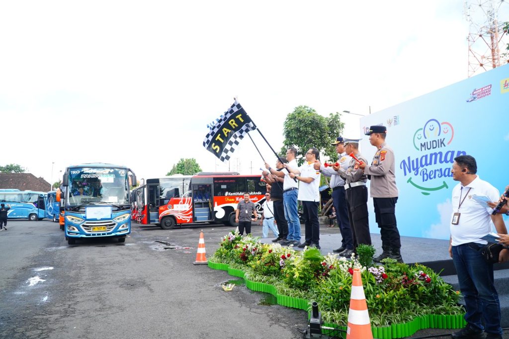 Pemberangkatan Bus peserta Program Mudik Nyaman Bersama 2026 dari Terminal Ubung, Denpasar, Selasa (17/3).