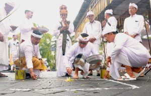 Wali Kota Denpasar, I Gusti Ngurah Jaya Negara bersama Ketua DPRD Kota Denpasar, I Gusti Ngurah Gede saat menghadiri dan mengikuti prosesi Tawur Agung Kesanga serangkaian Hari Suci Nyepi Caka 1948 di Kota Denpasar berlangsung bertepatan dengan Tilem Sasih Kesanga, di Kawasan Catus Pata Catur Muka Denpasar, Rabu (18/3).