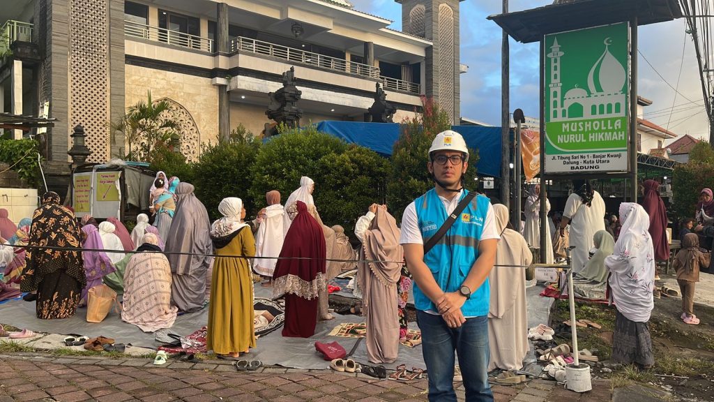 Manajer PLN ULP Mengwi bersiaga di lokasi pelaksanaan Sholat Idul Fitri di Mushola Nurul Hikmah, Dalung, Kuta Utara.
