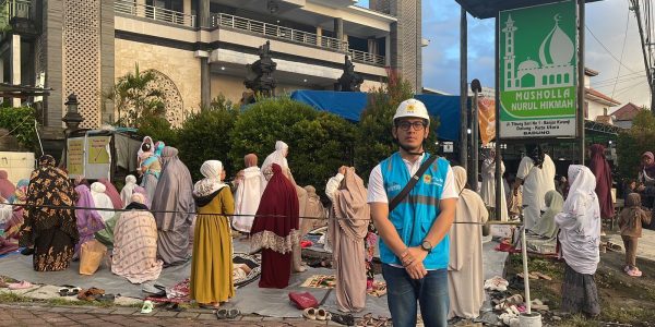Manajer PLN ULP Mengwi bersiaga di lokasi pelaksanaan Sholat Idul Fitri di Mushola Nurul Hikmah, Dalung, Kuta Utara.