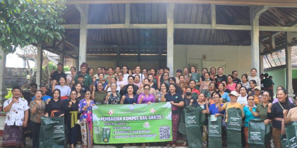 Pelaksanaan kegiatan sosialisasi dan pembagian bag komposter yang digelar di Banjar Peken, Desa Sumerta Kaja, serta Banjar Kedaton, Kesiman Petilan, Kecamatan Denpasar Timur yang dihadiri Ketua TP PKK Kota Denpasar, Ny. Sagung Antari Jaya Negara, Minggu (22/3).
