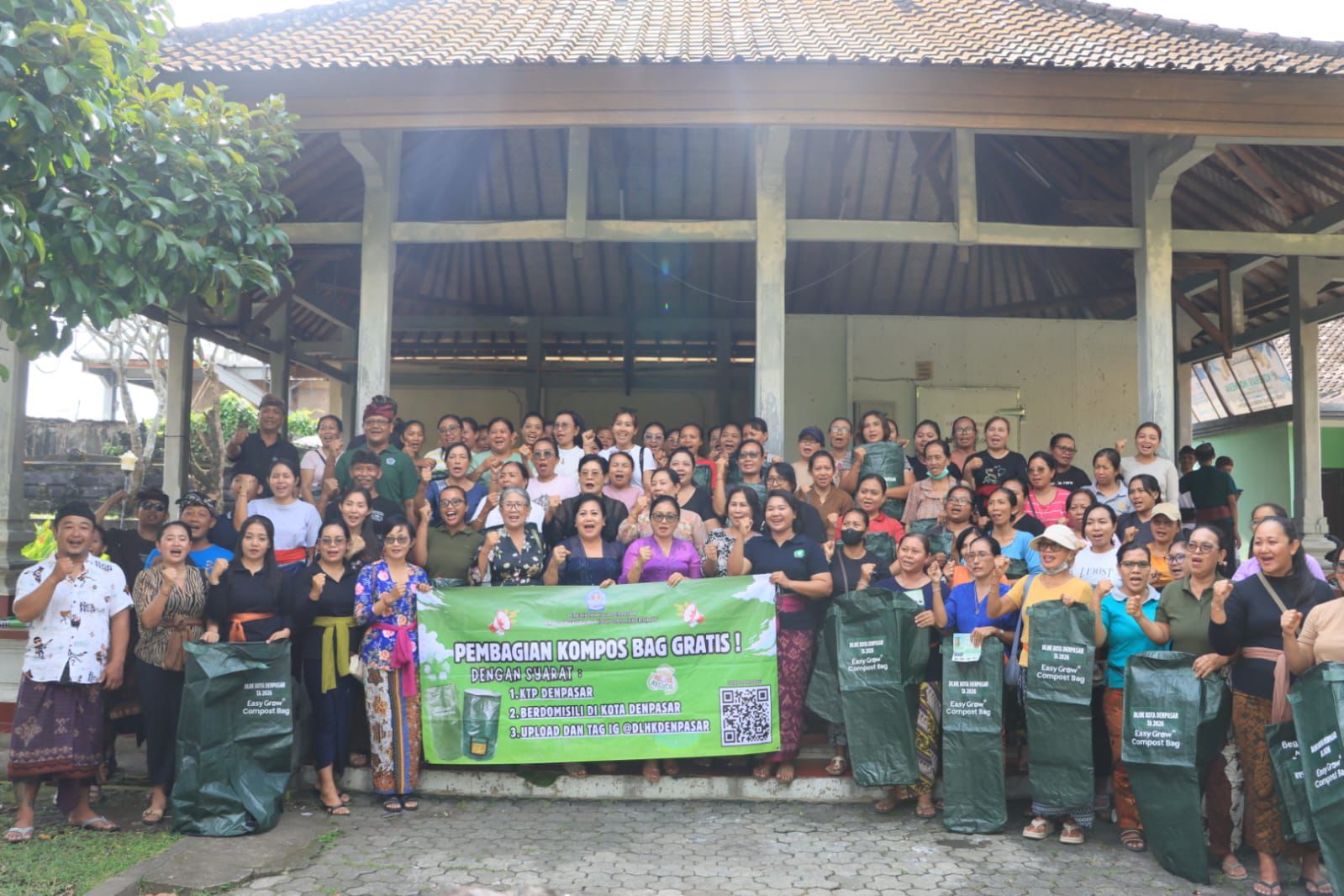 Pelaksanaan kegiatan sosialisasi dan pembagian bag komposter yang digelar di Banjar Peken, Desa Sumerta Kaja, serta Banjar Kedaton, Kesiman Petilan, Kecamatan Denpasar Timur yang dihadiri Ketua TP PKK Kota Denpasar, Ny. Sagung Antari Jaya Negara, Minggu (22/3).
