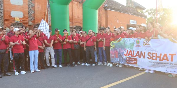 Gubernur Bali Wayan Koster Lepas Jalan Santi HUT PPNI, Minggu (22/3).