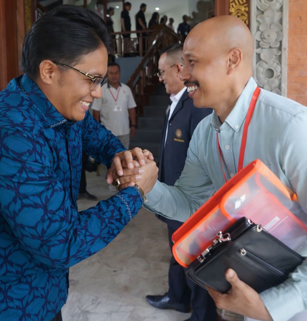Sekretaris BAPOMI Bali, Prof. Dr. I Nyoman Sujana (kanan) saat memberikan dukungan kepada I Nyoman Giri Prasta sebagai Ketua Umum KONI Bali 2026-2030.