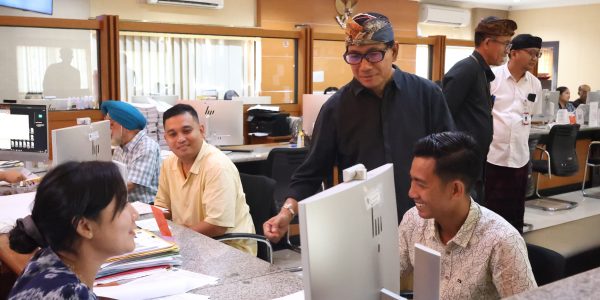 Sekda Kota Denpasar, I Gusti Ngurah Eddy Mulya saat melaksanakan kunjungan ke sejumlah titik layanan publik, Selasa (24/3).