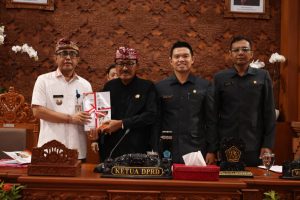 Wali Kota Denpasar, I Gusti Ngurah Jaya Negara menyampaikan secara resmi Laporan Keterangan Pertanggung Jawaban (LKPJ) Walikota Denpasar Tahun Anggaran (TA) 2025 dihadapan Sidang Paripurna DPRD Kota Denpasar yang dipimpin Ketua DPRD Kota Denpasar, I Gusti Ngurah Gede di Gedung DPRD Kota Denpasar, Rabu (25/3).