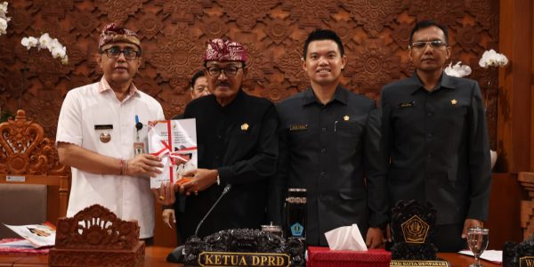 Wali Kota Denpasar, I Gusti Ngurah Jaya Negara menyampaikan secara resmi Laporan Keterangan Pertanggung Jawaban (LKPJ) Walikota Denpasar Tahun Anggaran (TA) 2025 dihadapan Sidang Paripurna DPRD Kota Denpasar yang dipimpin Ketua DPRD Kota Denpasar, I Gusti Ngurah Gede di Gedung DPRD Kota Denpasar, Rabu (25/3).