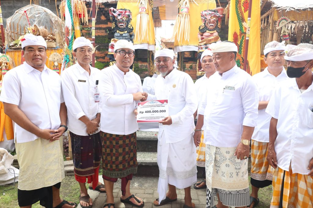 Wawali Denpasar I Kadek Agus Arya Wibawa menghadiri Karya Mamungkah di Pura Taman Sari, Padangsambian Klod, Rabu (25/3).