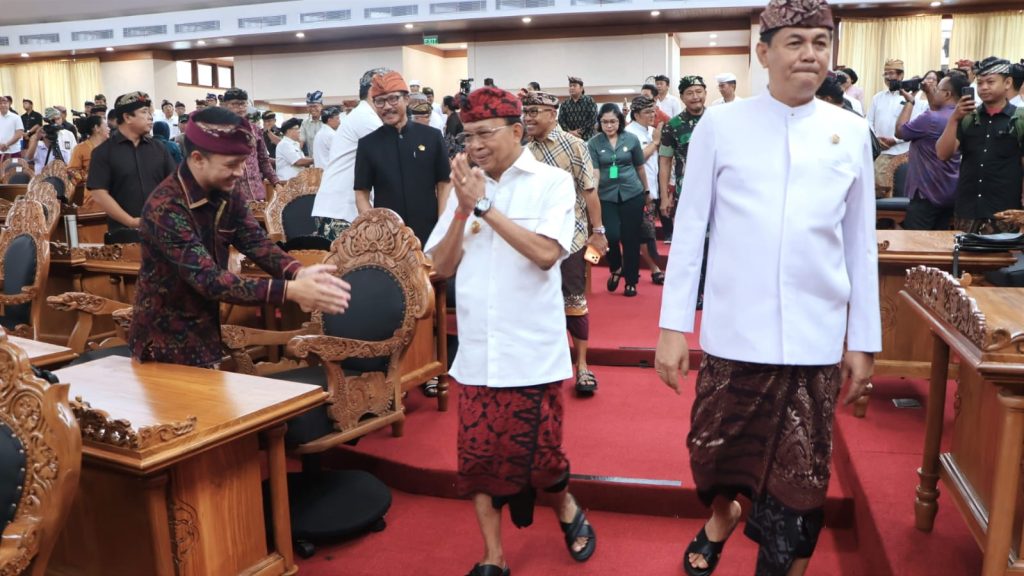 Gubernur Wayan Koster didampingi Ketua DPRD Dewa Made Mahayadnya tiba di ruang Rapat Patipurna Kantor DPRD Provinsi Bali.