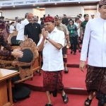 Gubernur Wayan Koster didampingi Ketua DPRD Dewa Made Mahayadnya tiba di ruang Rapat Patipurna Kantor DPRD Provinsi Bali.